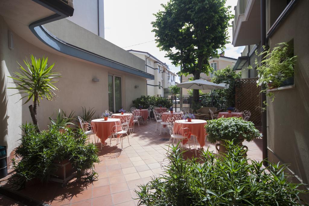 Hotel Ricchi Rimini Exterior foto