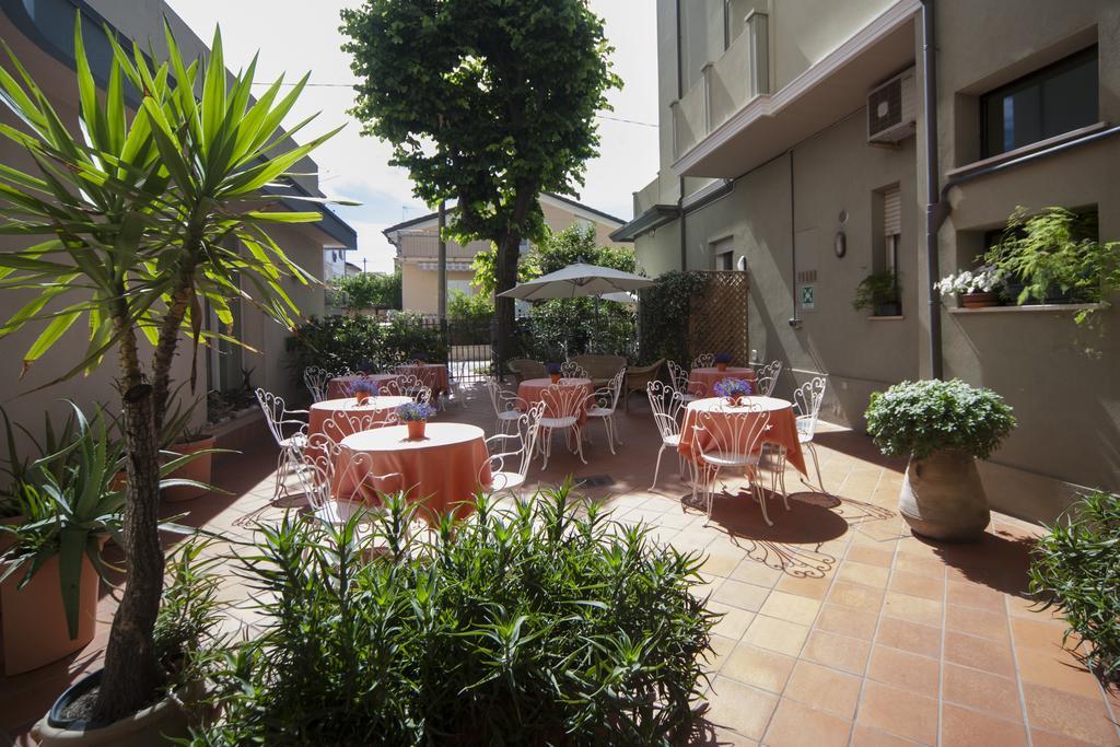 Hotel Ricchi Rimini Exterior foto